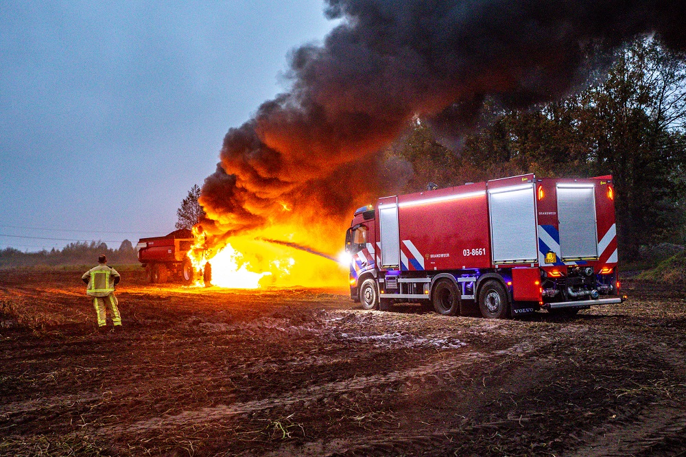 Tractor door brand verwoest, rookwolken in verre omtrek zichtbaar