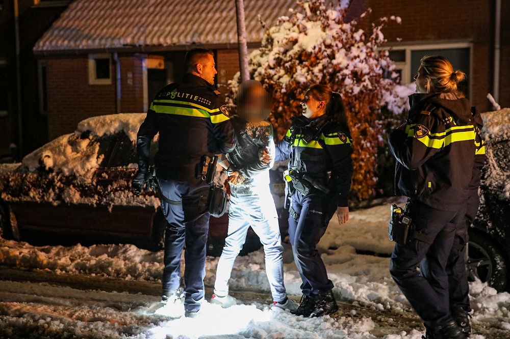 Man door brandweer gered tijdens woningbrand, dronken buurtbewoner aangehouden