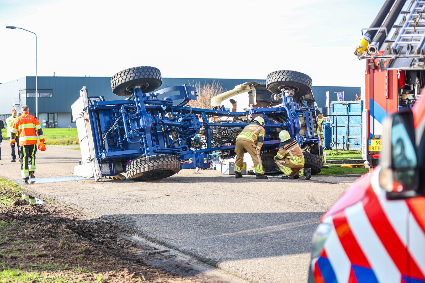 Rallytruck kantelt; drie gewonden naar ziekenhuis