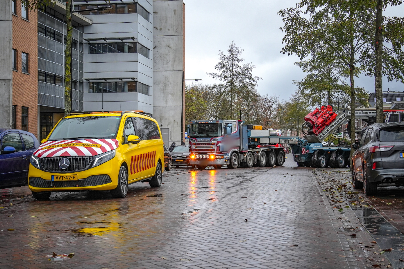 Vastgelopen vrachtwagen zorgt voor urenlange verkeershinder