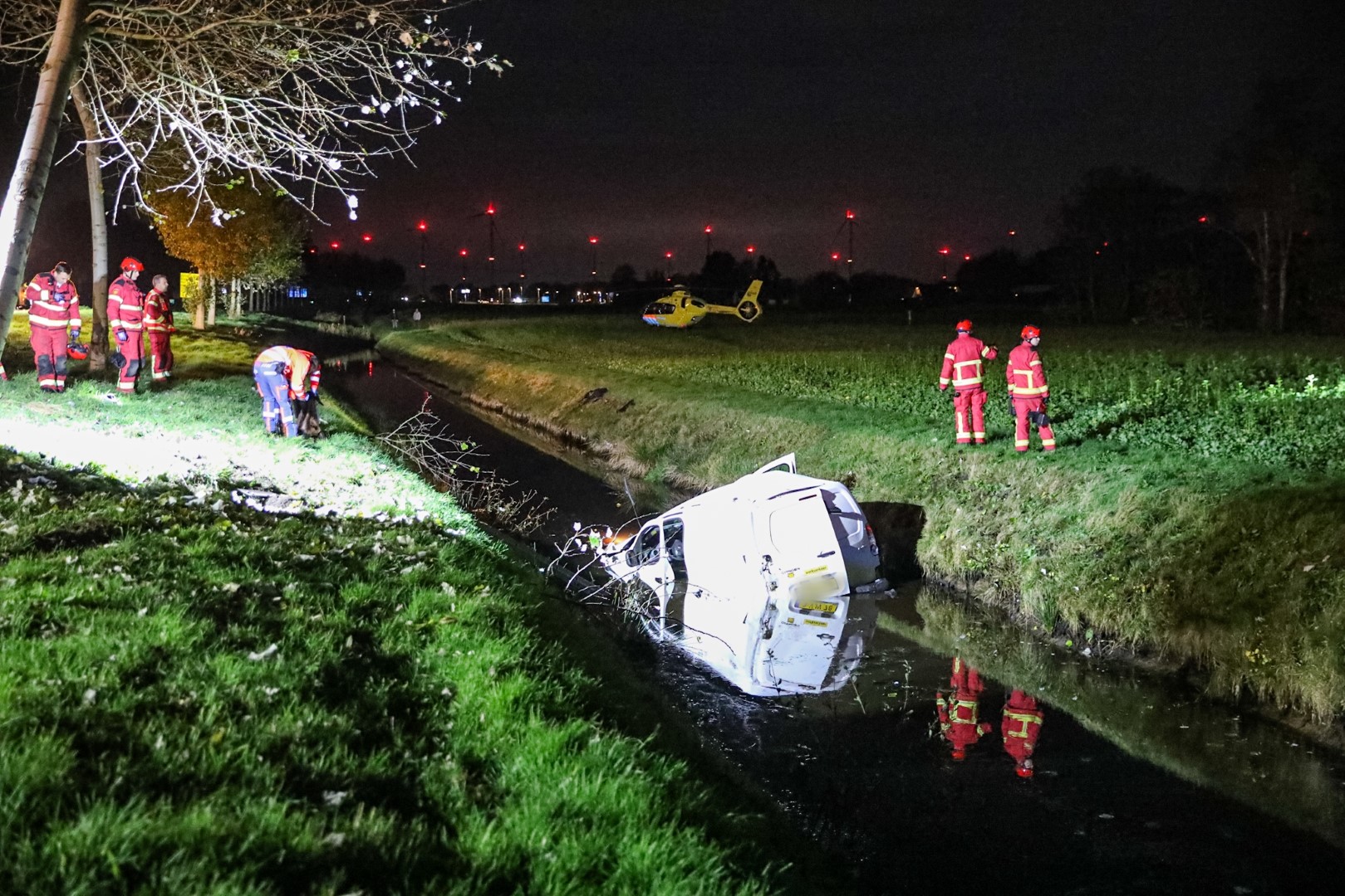 Bestelbus belandt in sloot, bestuurder ernstig aan toe