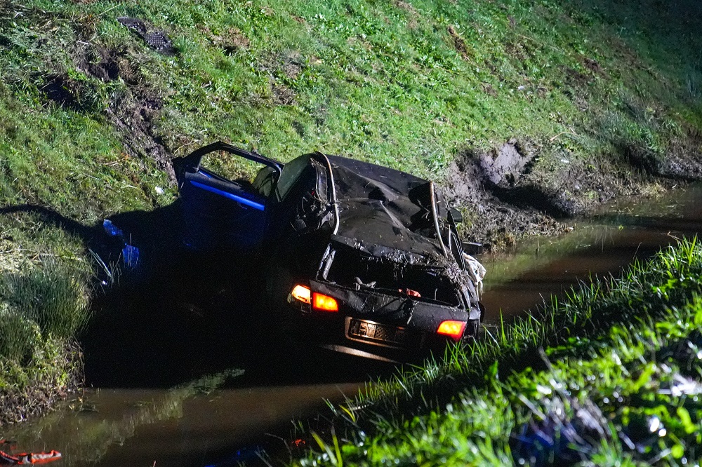 Automobilist door hulpdiensten uit gecrashte auto gehaald