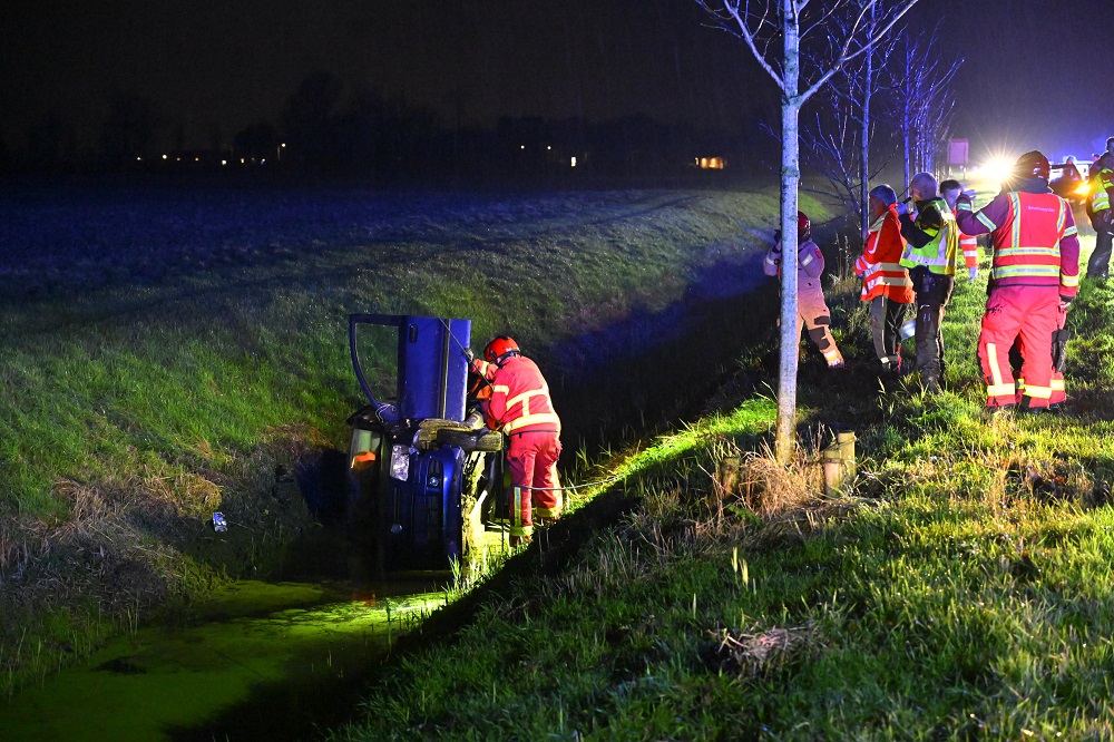 Auto belandt in sloot, hulpdiensten massaal aanwezig