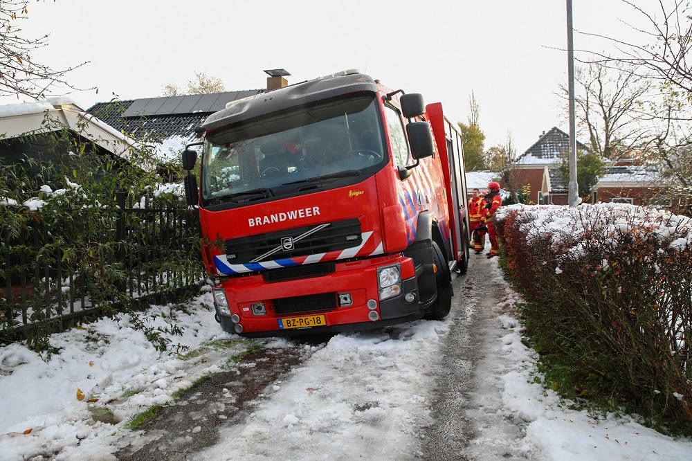 Brandweerwagen muurvast na glijpartij in doodlopende straat