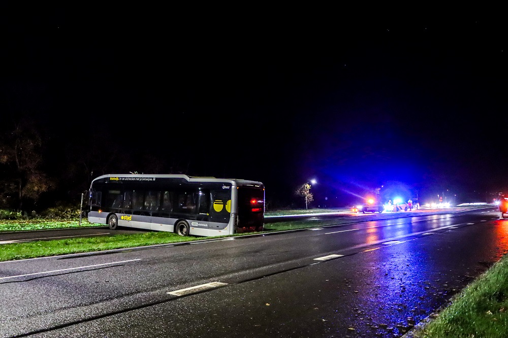 Lijnbus rijdt zich vast in middenberm