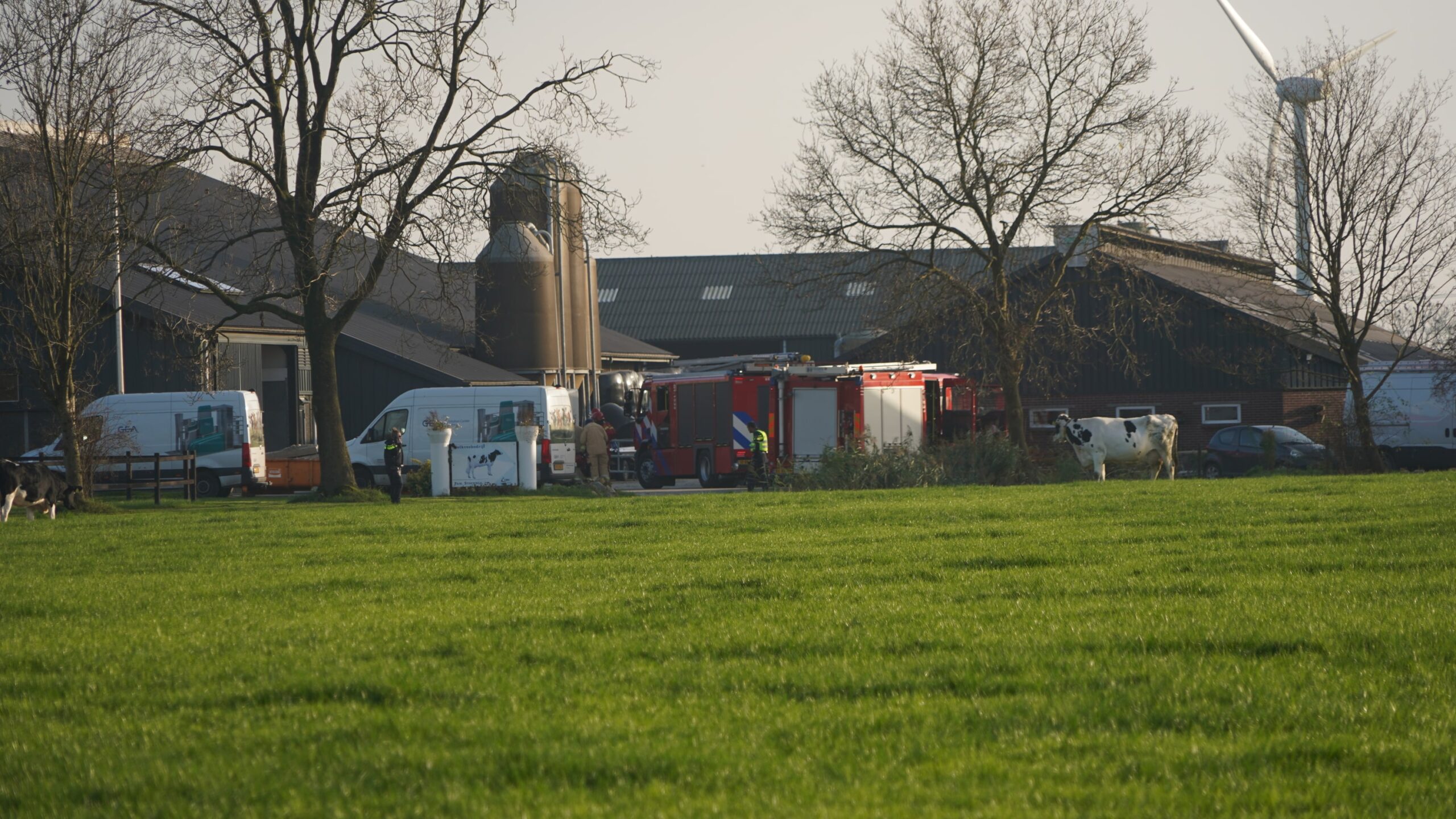 Korte brand in mestput door slijpwerkzaamheden op boerderij