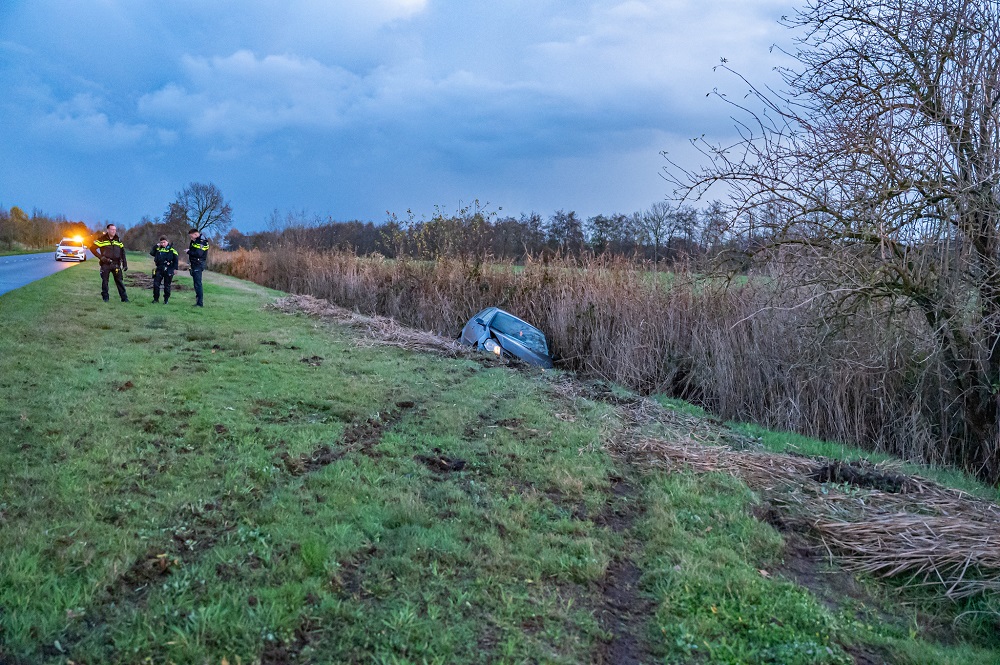 Automobiliste eindigt in de sloot tijdens hagelbui