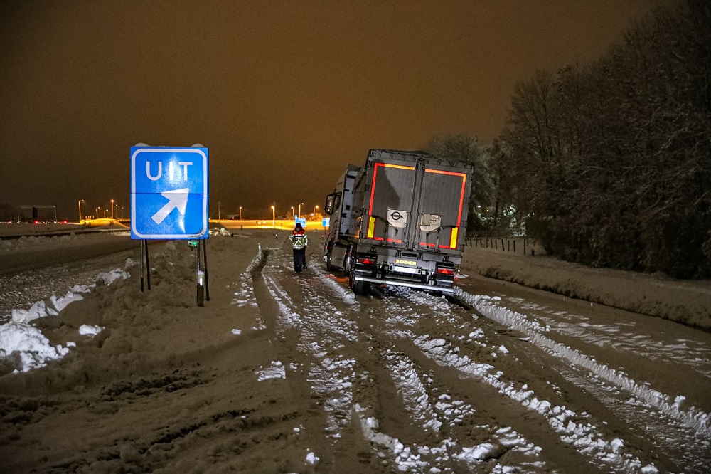 Vrachtwagen uren vast in berm op afrit van snelweg