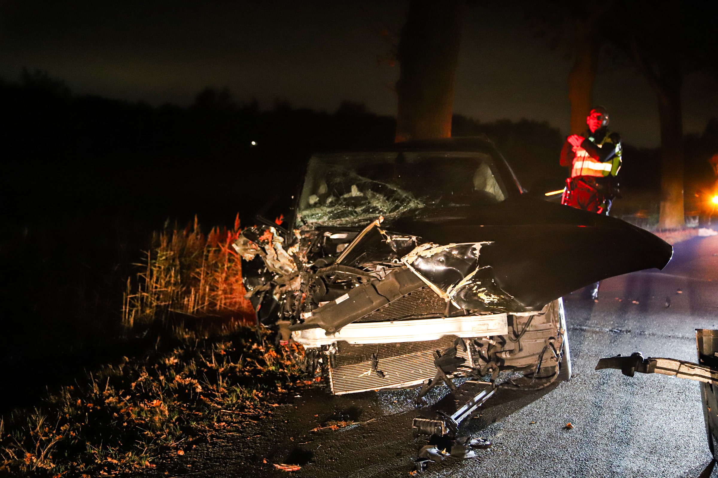 Auto wijkt uit voor ree en knalt tegen boom