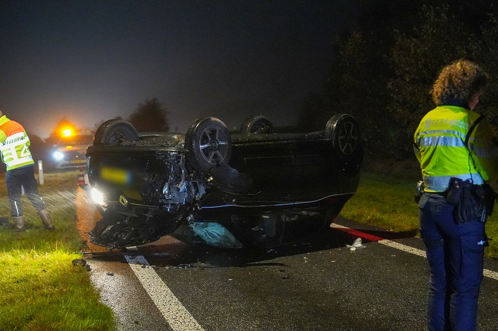 Auto op z’n kop na eenzijdig ongeval