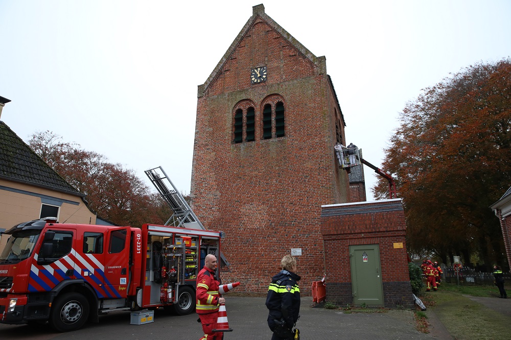 Hoogwerker kantelt tegen kerk, brandweer brengt schilders in veiligheid