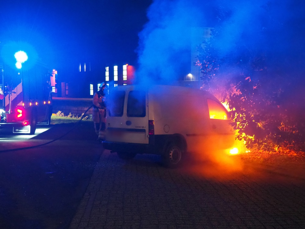 Bestelbus door brand verwoest, oorzaak onbekend