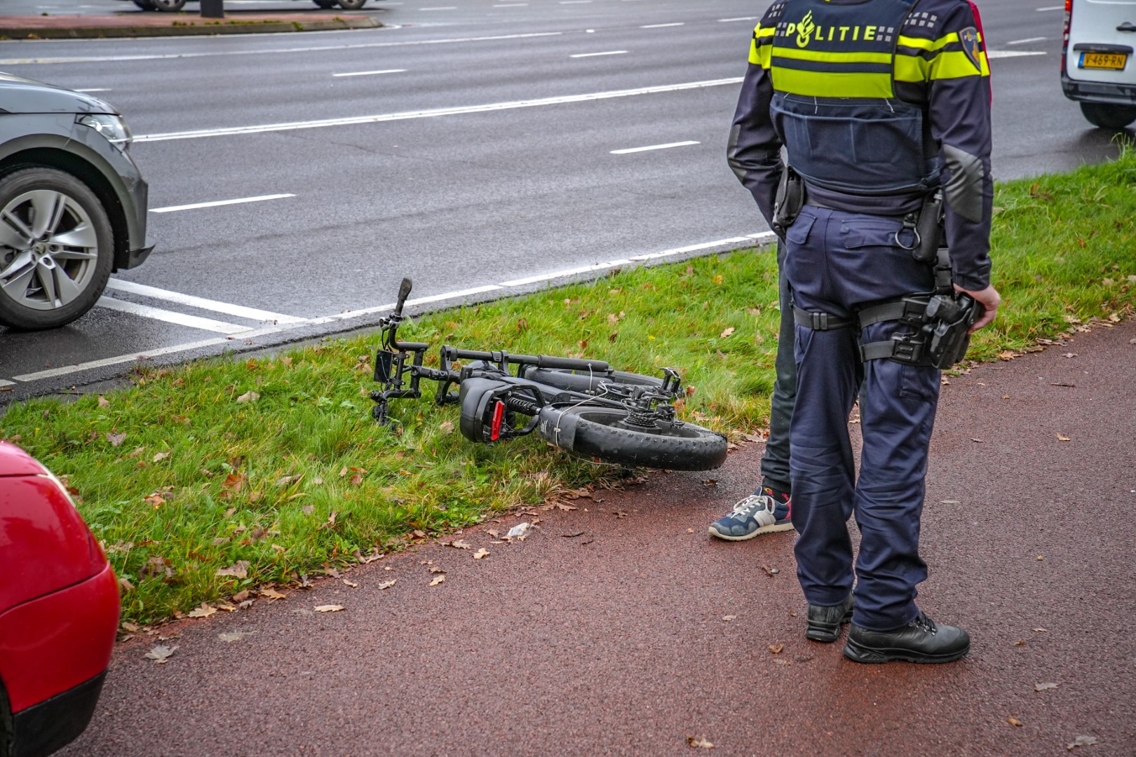 Jongen op fatbike valt hard en raakt gewond