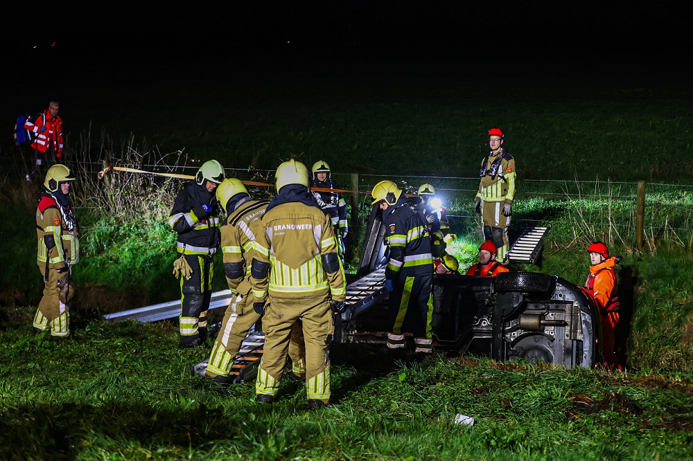 Auto belandt in sloot naast snelweg, traumahelikopter geland