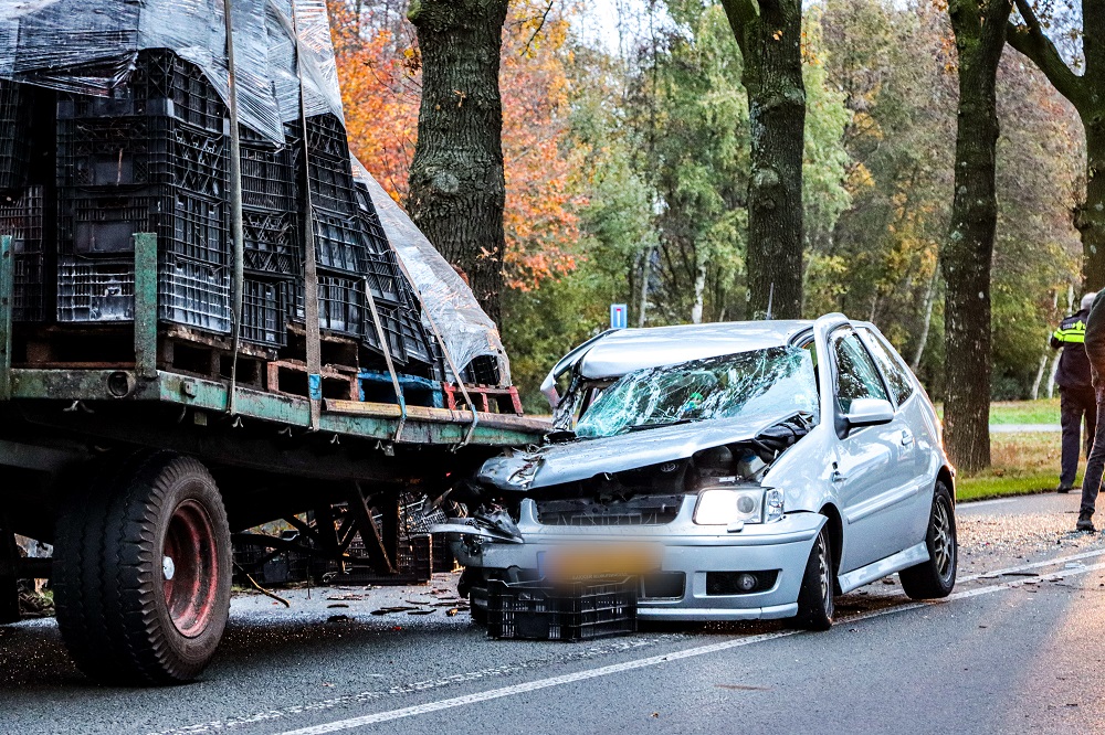 Ravage nadat auto tegen aanhanger van tractor botst, weg deels dicht