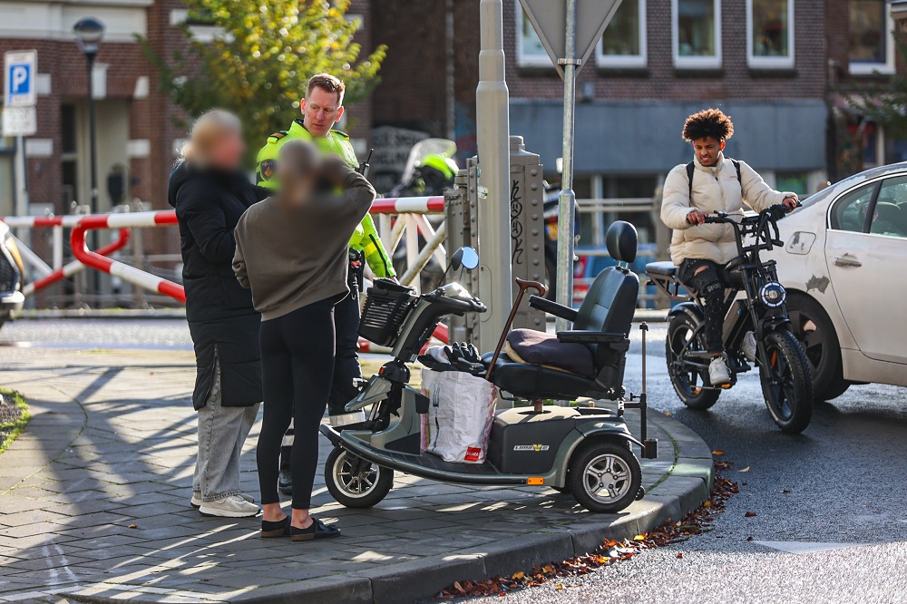 Man in scootmobiel gewond na aanrijding met auto