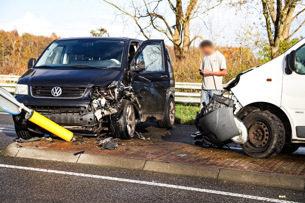 Flinke ravage na botsing tussen drie voertuigen op kruising