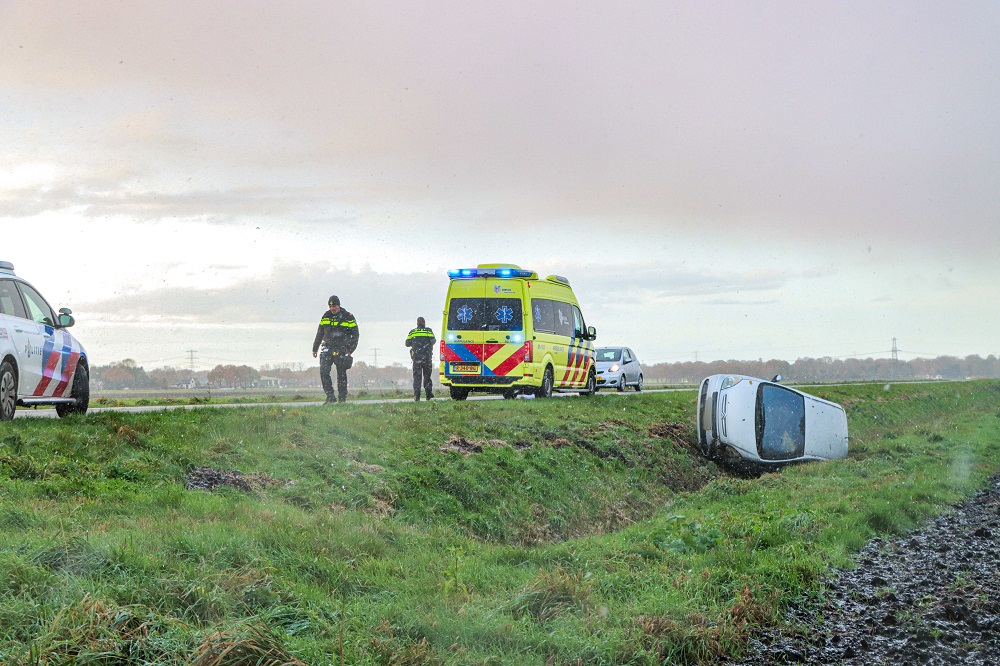 Auto belandt in greppel tijdens sneeuwbui, bestuurder gewond