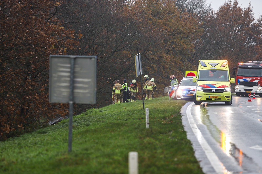 Afrit N31 afgesloten nadat auto in greppel belandt