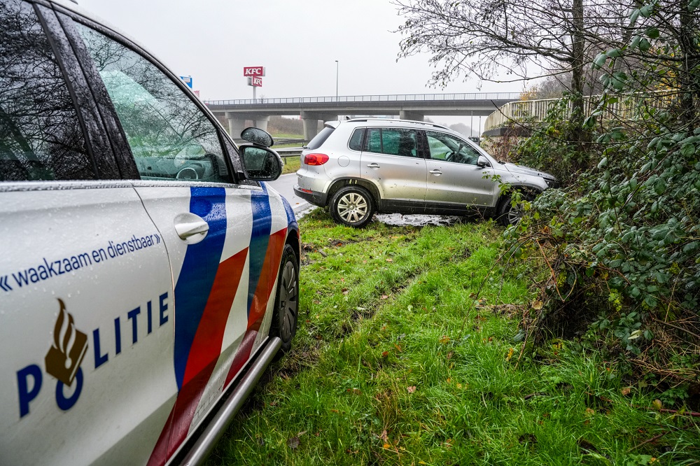 Auto raakt van de weg tijdens hevige regenbui