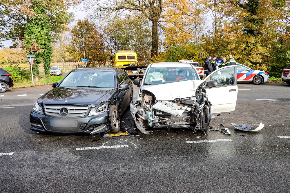 Automobilist gewond na botsing met andere auto