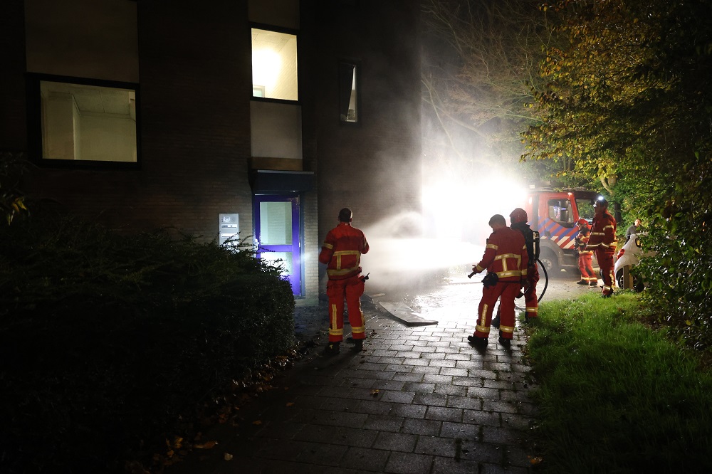 Gevel van flat beschadigd door brandstichting