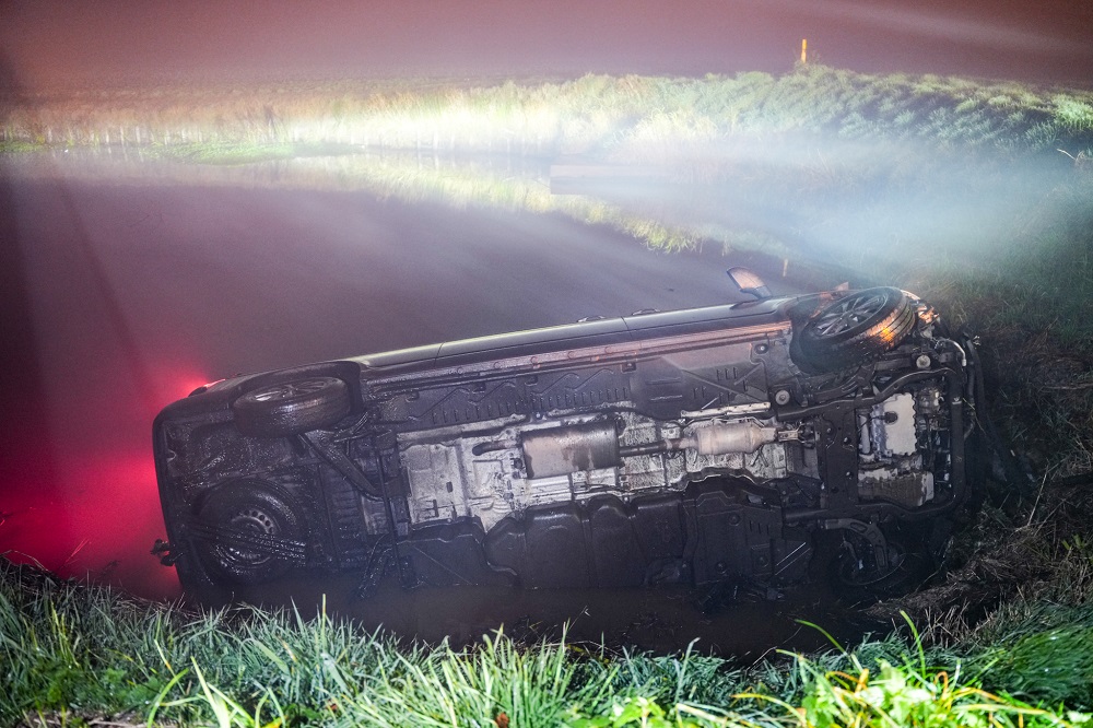 Auto belandt in sloot tijdens dichte mist