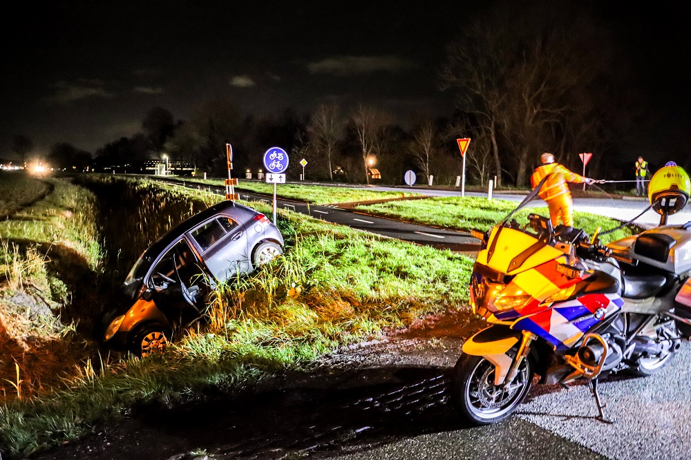 Auto in sloot, bestuurder ongedeerd