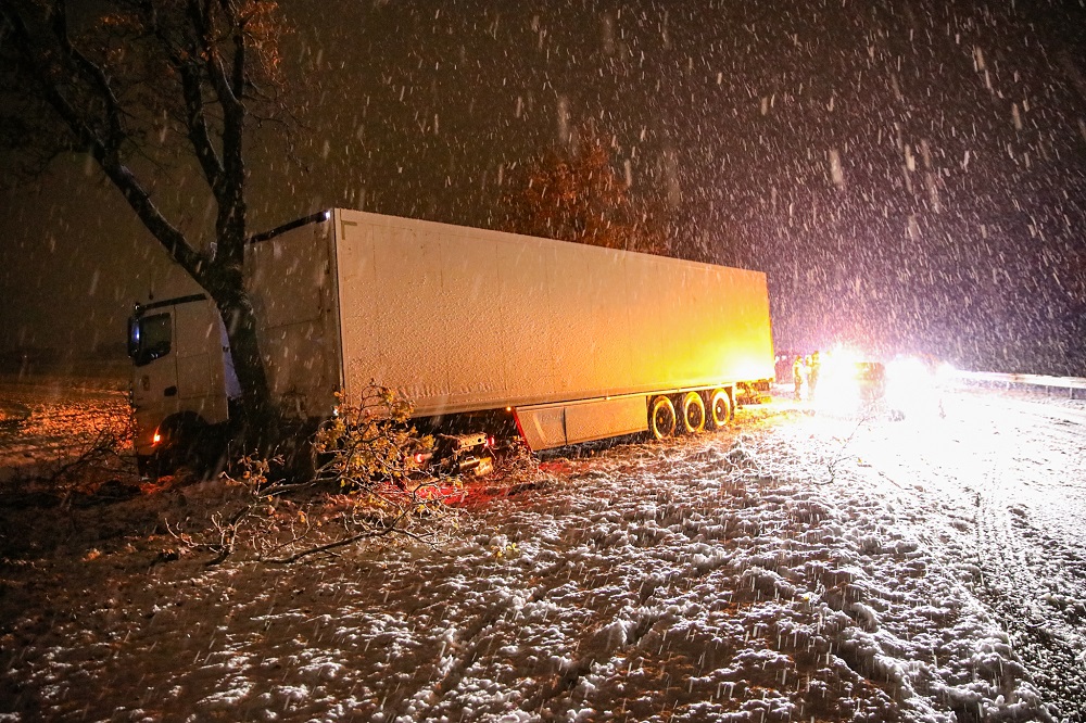 Chaos door sneeuwval, vrachtwagen tegen boom