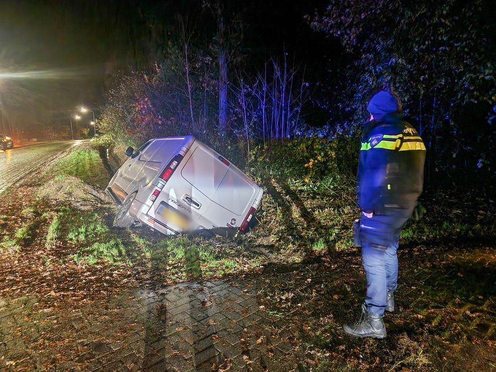 Bestuurder raakt onwel en rijdt sloot in