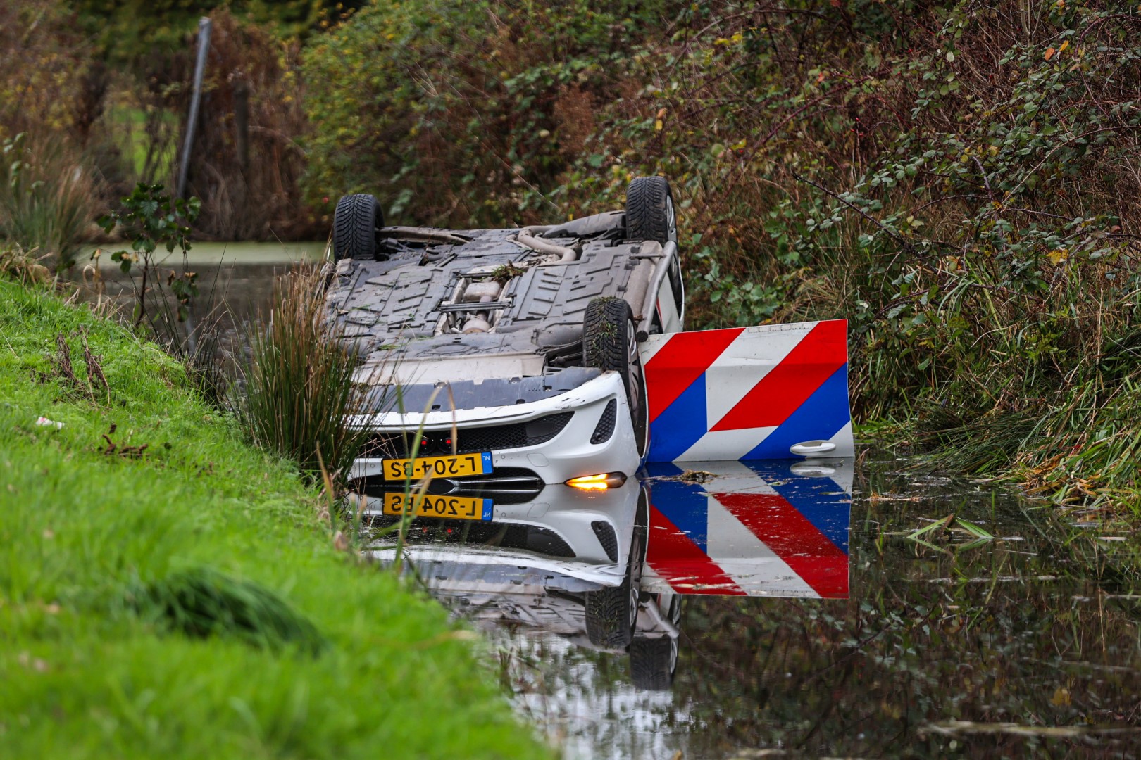 Politieauto belandt in sloot tijdens achtervolging