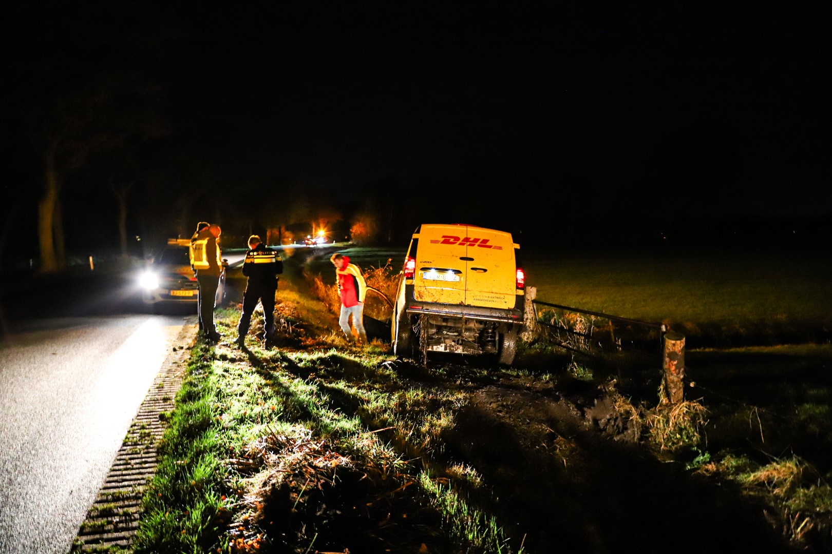 Pakketbezorger belandt in de greppel