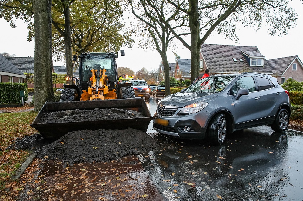 Weg dicht na botsing tussen auto en shovel