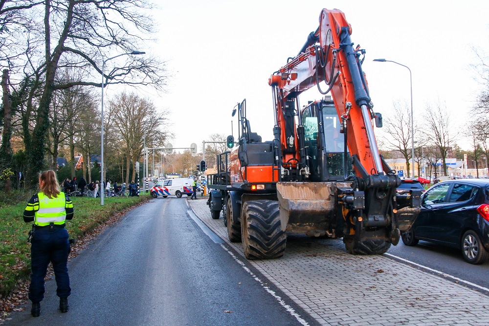 Voetganger ernstig gewond na botsing met graafmachine