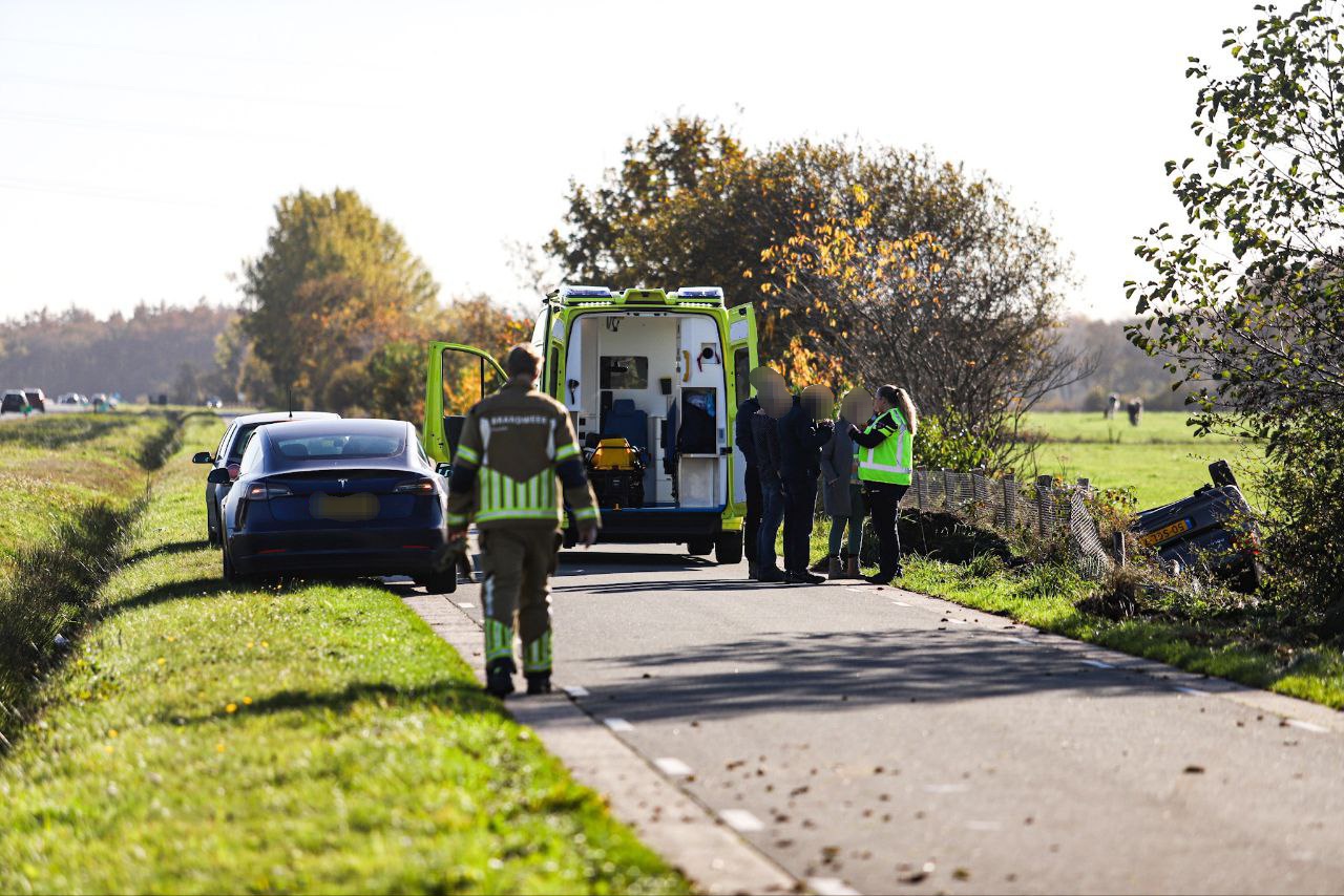 Auto op z’n kop in de sloot, trauma helikopter geland