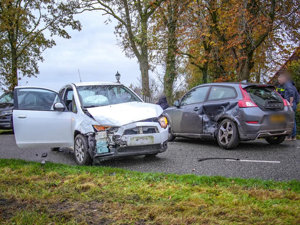 Kind gecontroleerd door ambulance na botsing met auto’s