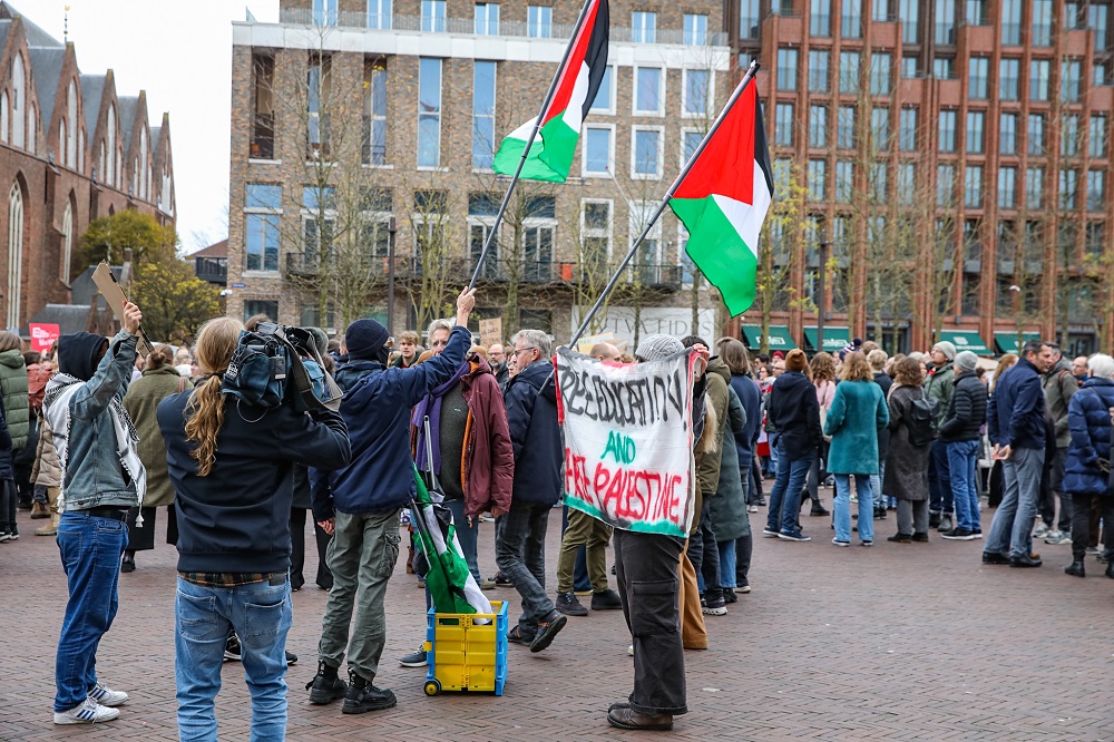 Grote opkomst tijdens onderwijsprotest, extra politie aanwezig