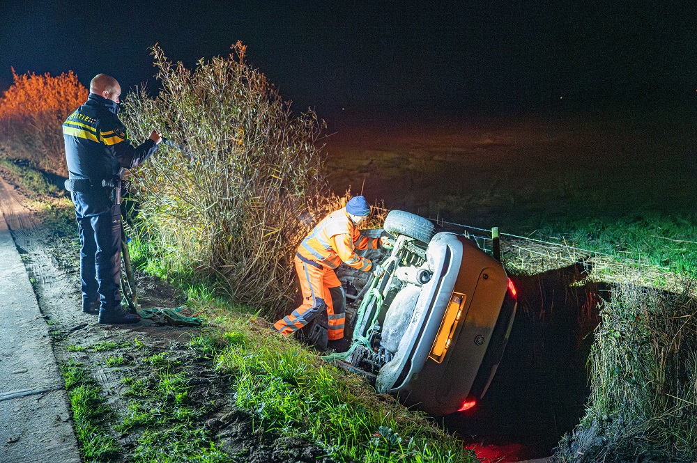 Auto belandt in sloot, bestuurder gevlucht