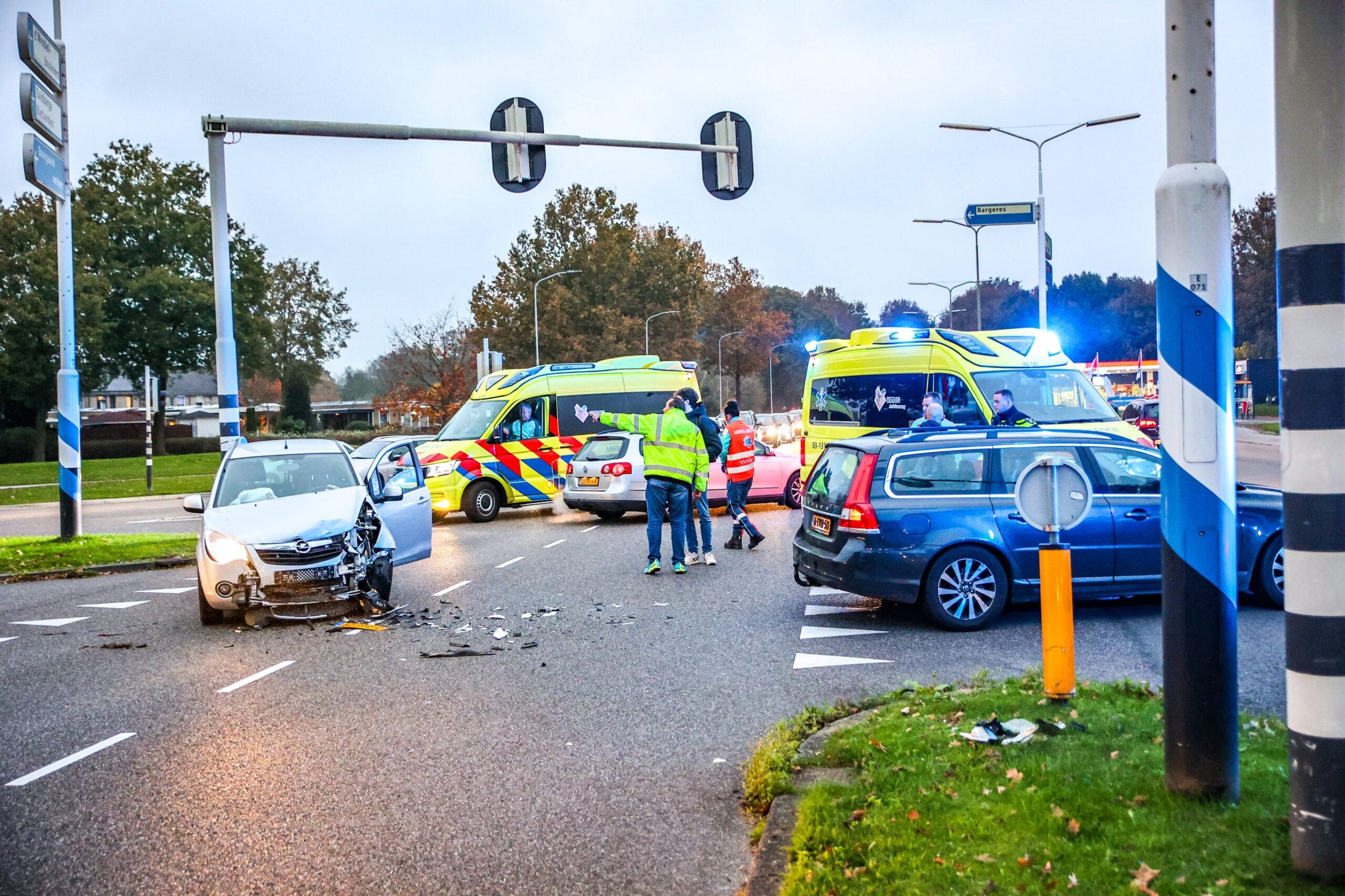 Grote schade na botsing tussen auto’s op kruispunt