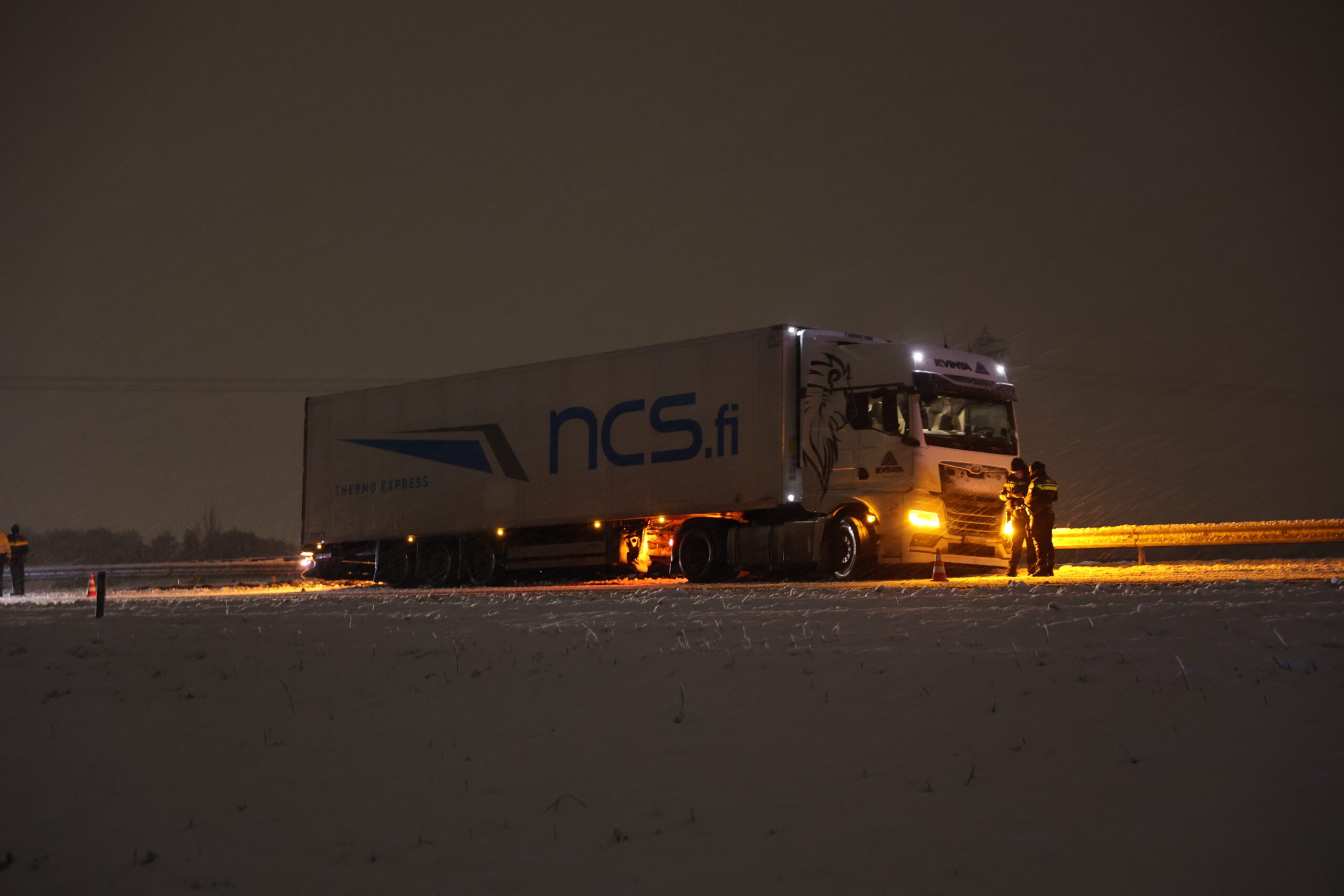 Vrachtwagen ramt vangrail tijdens sneeuwbui