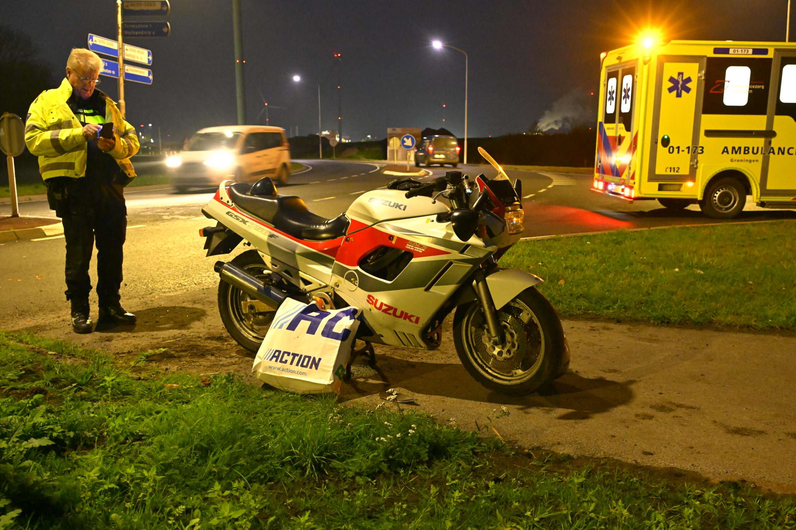 Motorrijder gewond na botsing met straatlantaarn