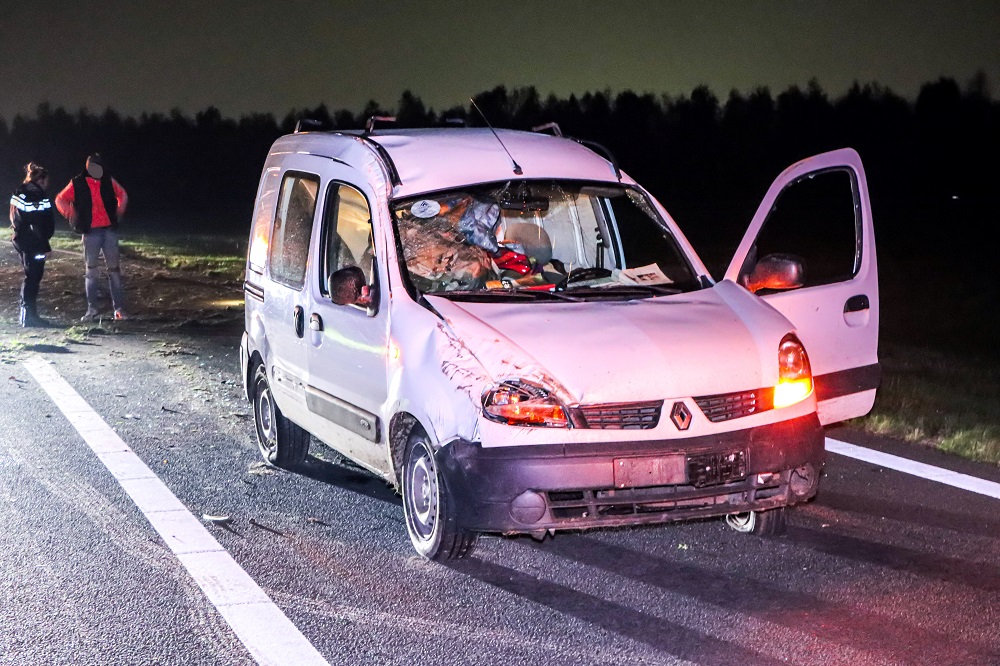 Dronken automobilist slaat met auto over de kop