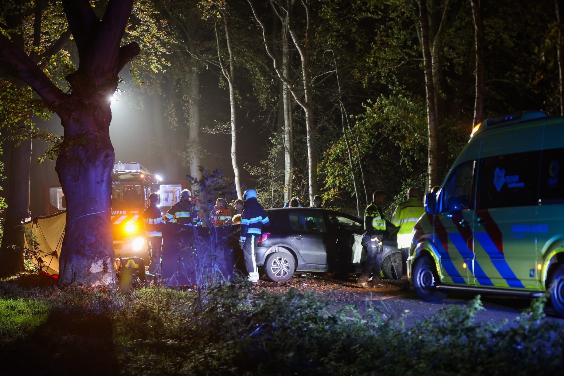 26-jarige man overleden nadat hij controle verliest over auto en crasht tegen boom