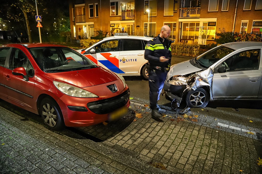 Auto botst tegen geparkeerde auto en zorgt voor veel schade