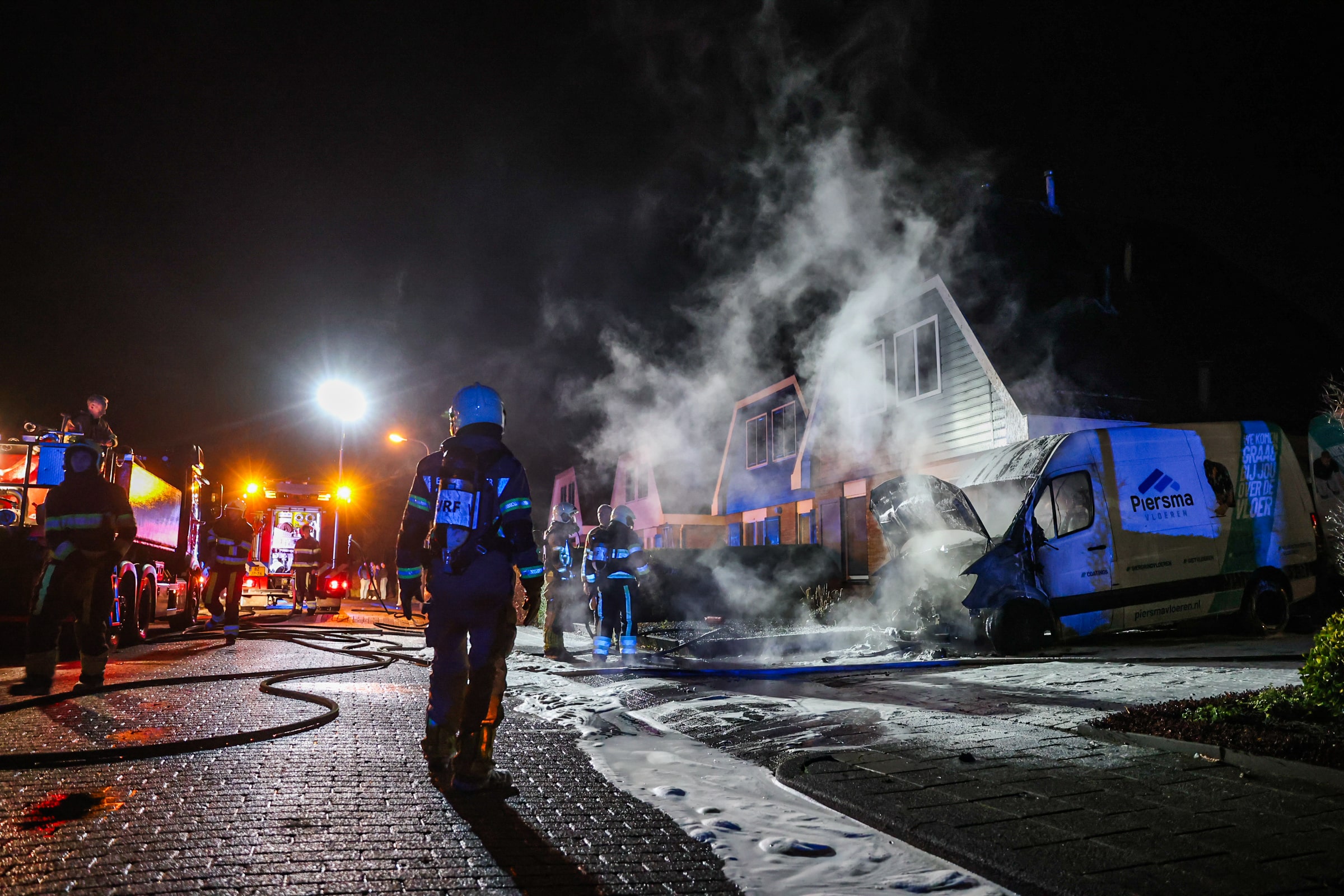 Bestelbus verwoest door brand op oprit