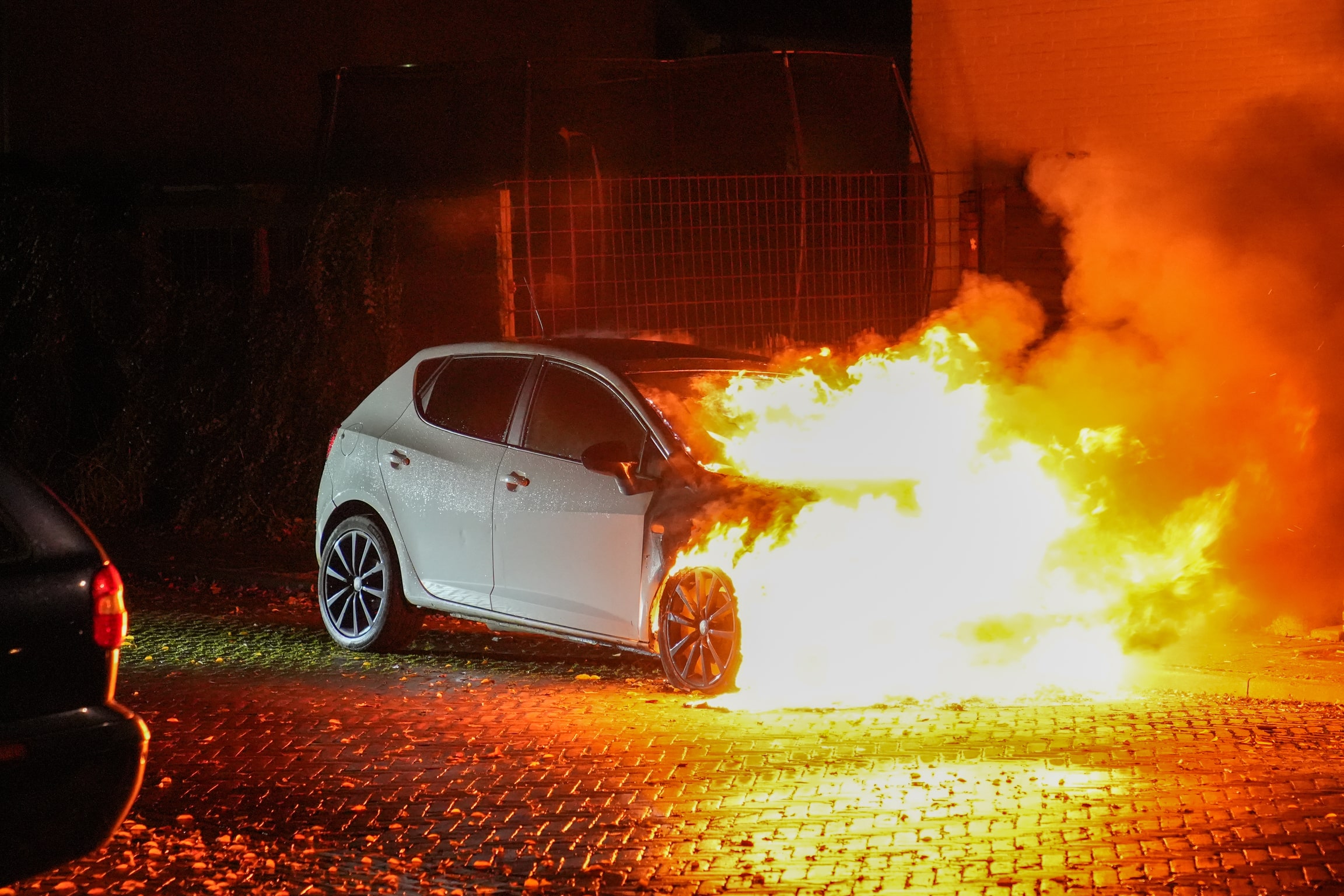 Geparkeerde auto uitgebrand, oorzaak onbekend