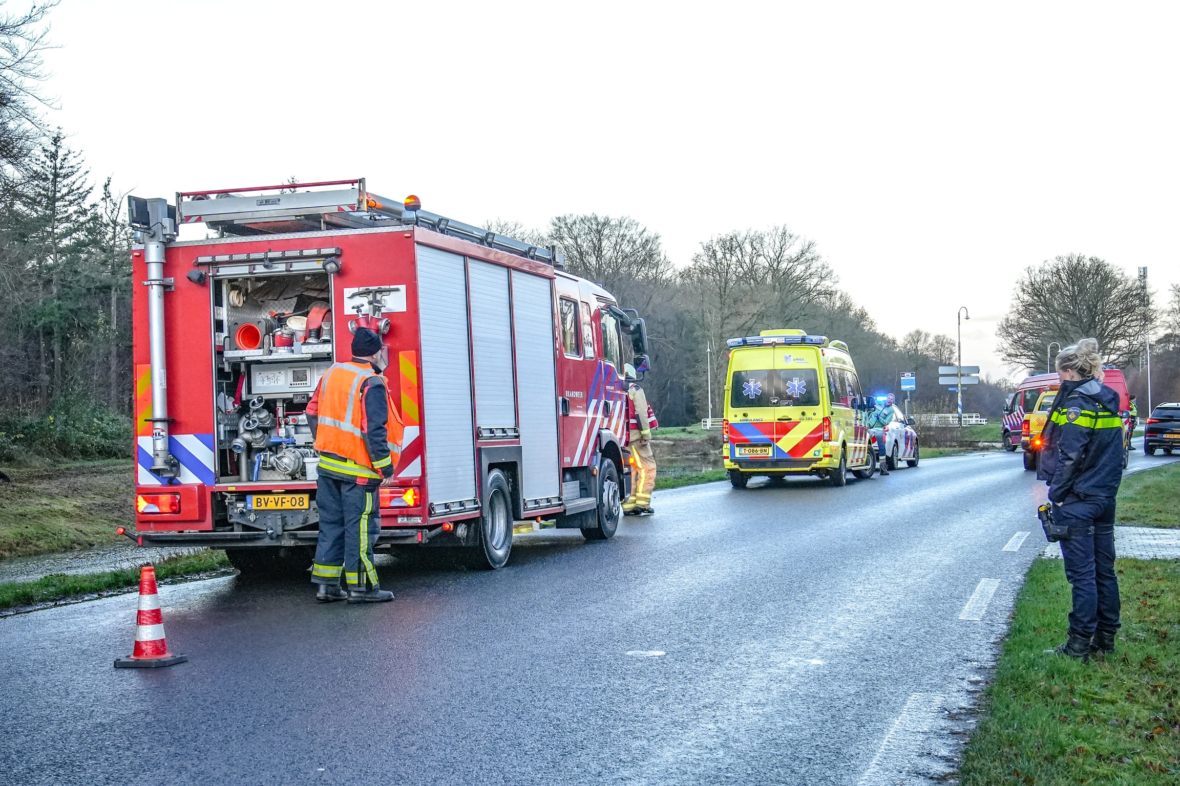 Brandweer doorzoekt water na vondst van autoband