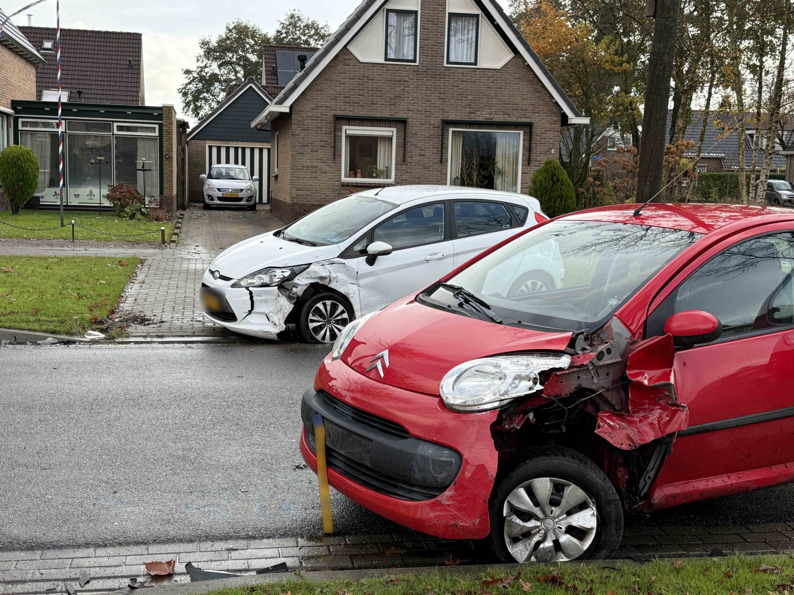 Automobilist met kind botst tegen geparkeerde auto
