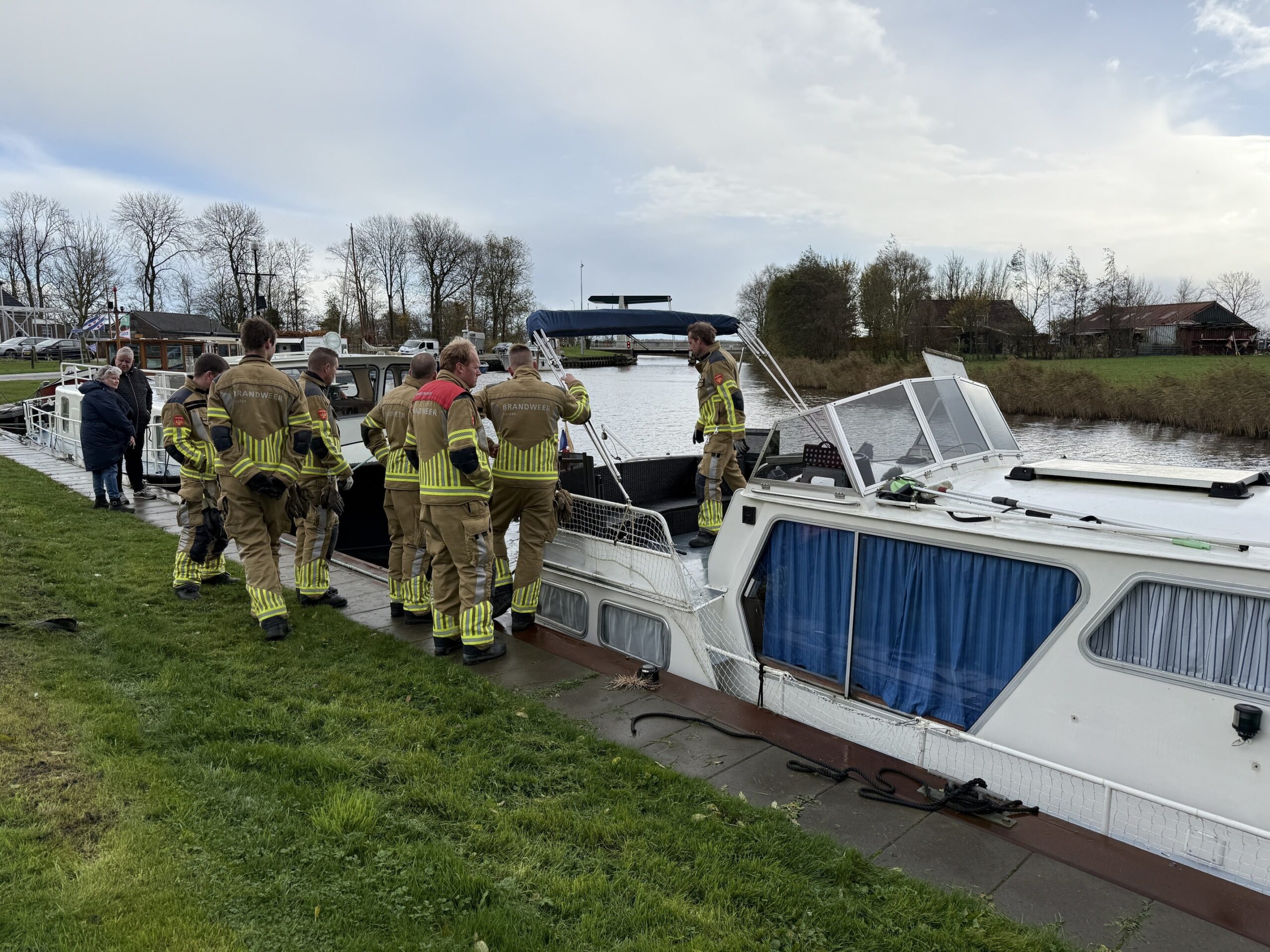 Olie lekt uit boot, brandweer plaatst speciale schermen