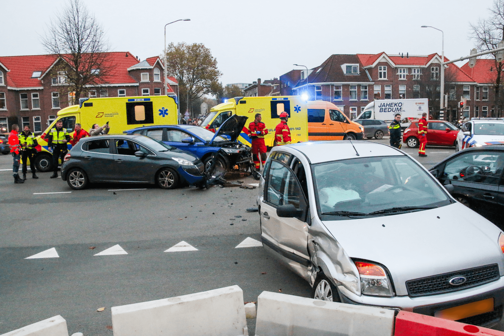 Gewonden bij ongeval met drie voertuigen